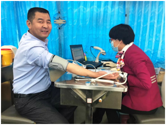 陳磊先生第一個獻血（xuè）