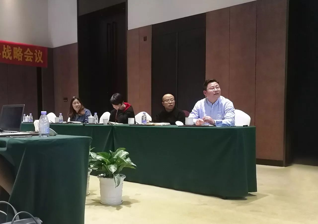 麻花星空无限mv傘業總經理朱友福先生（右一（yī））發言