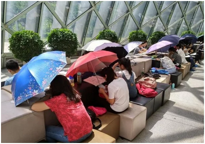 撐（chēng）雨傘看書