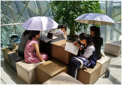 撐雨（yǔ）傘看書