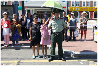 幫執勤人員撐傘