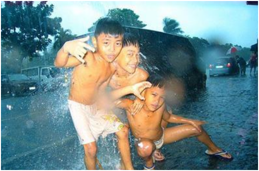 玩水的孩（hái）子們